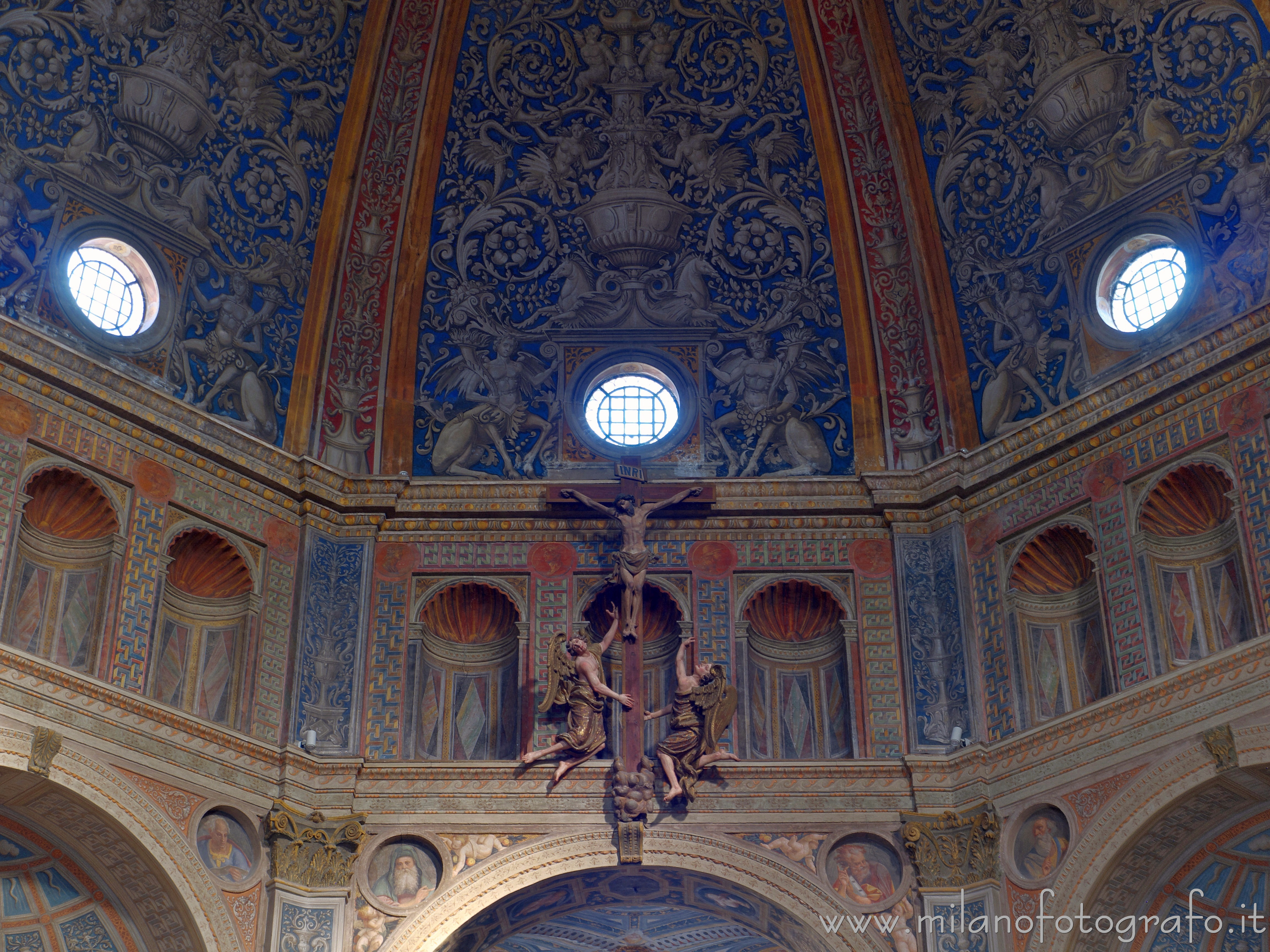 Legnano (Milano) - Crocisso e angeli sopra l'ingresso della cappella maggiore della Basilica di San magno